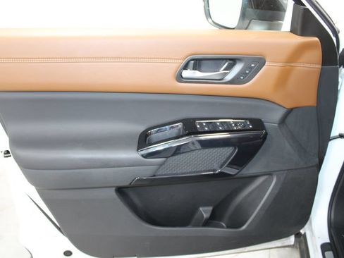 Used 2026 Nissan Pathfinder Platinum AWD/4WD image 16
