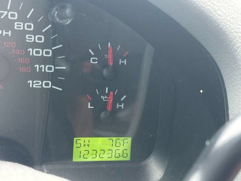 Used 2006 Ford F150 XLT RWD image 3