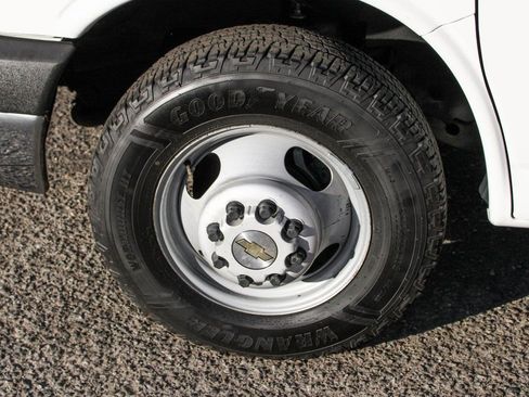 Used 2016 Chevrolet Express 4500 w/ Chrome Appearance Package RWD image 31
