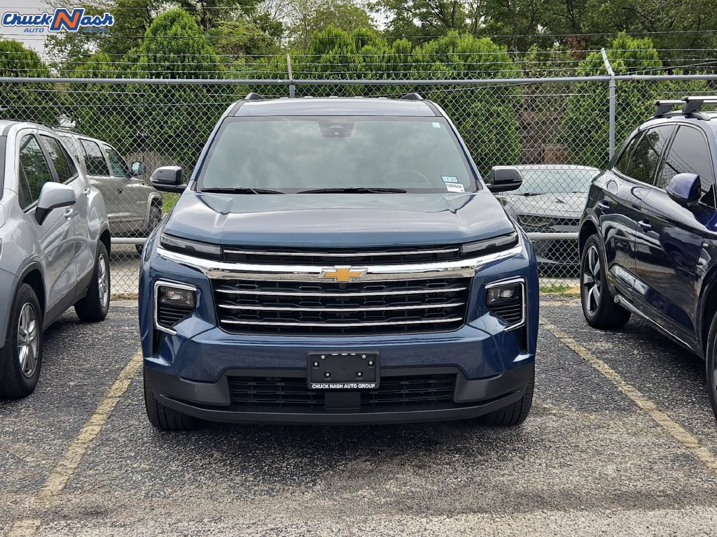 Used 2026 Chevrolet Traverse LT FWD image 2