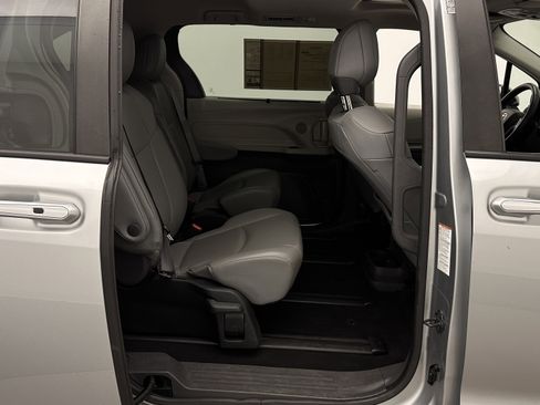 Used 2022 Toyota Sienna XLE image 32