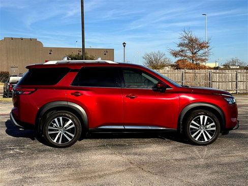 Used 2023 Nissan Pathfinder Platinum image 9