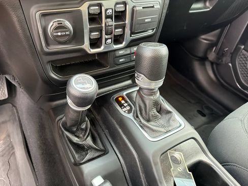 Used 2021 Jeep Gladiator Sport AWD/4WD image 29