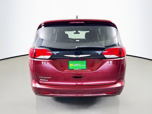 Used 2022 Chrysler Voyager LX image 8