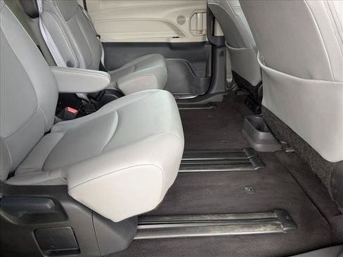 Certified 2024 Toyota Sienna XLE FWD image 18
