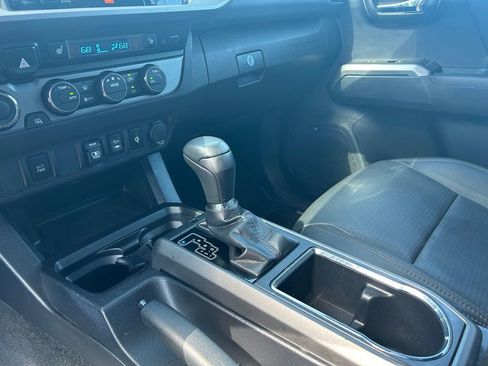 Used 2019 Toyota Tacoma TRD Off-Road w/ TRD Premium Off Road Package AWD/4WD image 24