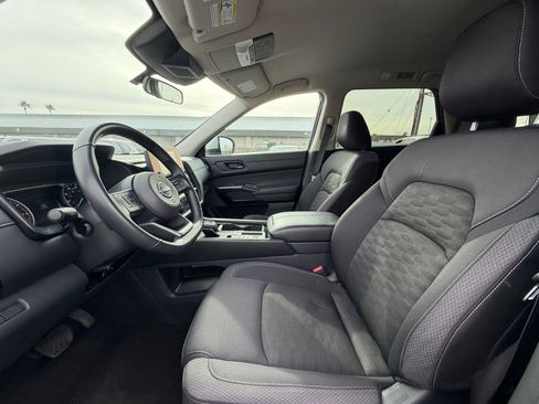 Used 2025 Nissan Pathfinder SV image 28