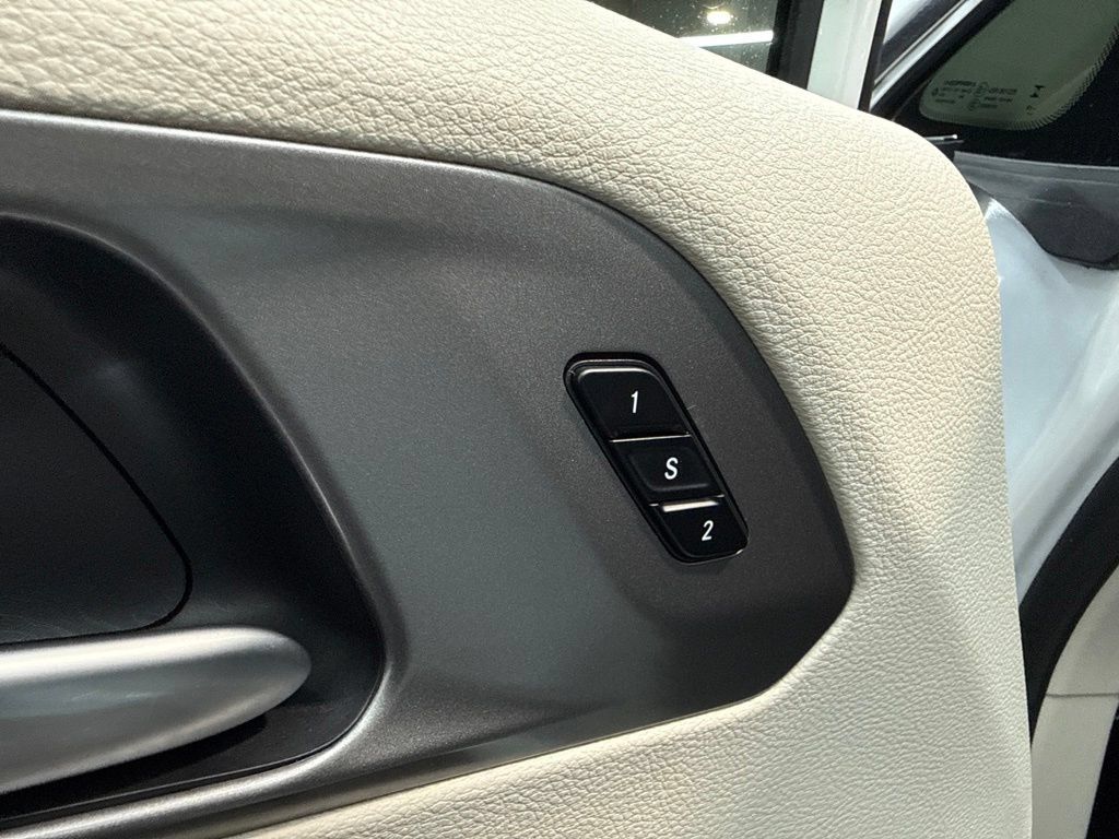 Used 2024 Chrysler Pacifica Touring-L FWD image 14
