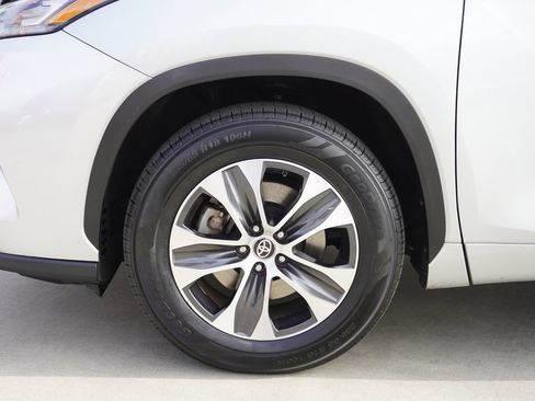 Used 2020 Toyota Highlander XLE FWD image 23