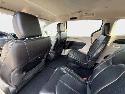 Used 2023 Chrysler Pacifica Touring-L FWD image 19
