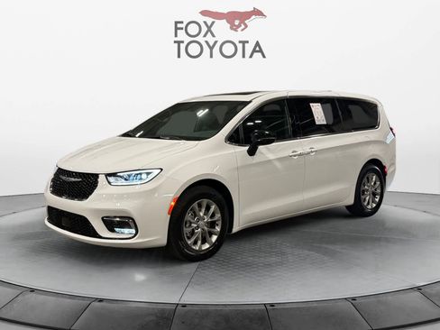 Used 2026 Chrysler Pacifica Limited FWD image 1