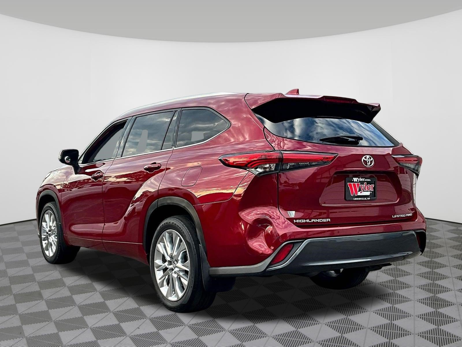 Used 2023 Toyota Highlander Limited AWD/4WD image 4
