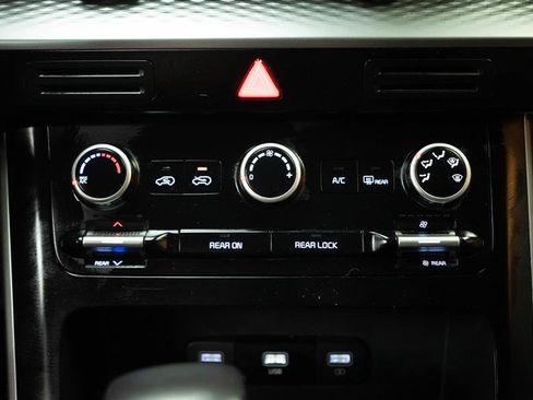 Used 2024 Kia Carnival LX image 21