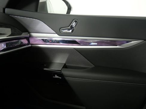 Used 2025 BMW i7 eDrive50 image 25