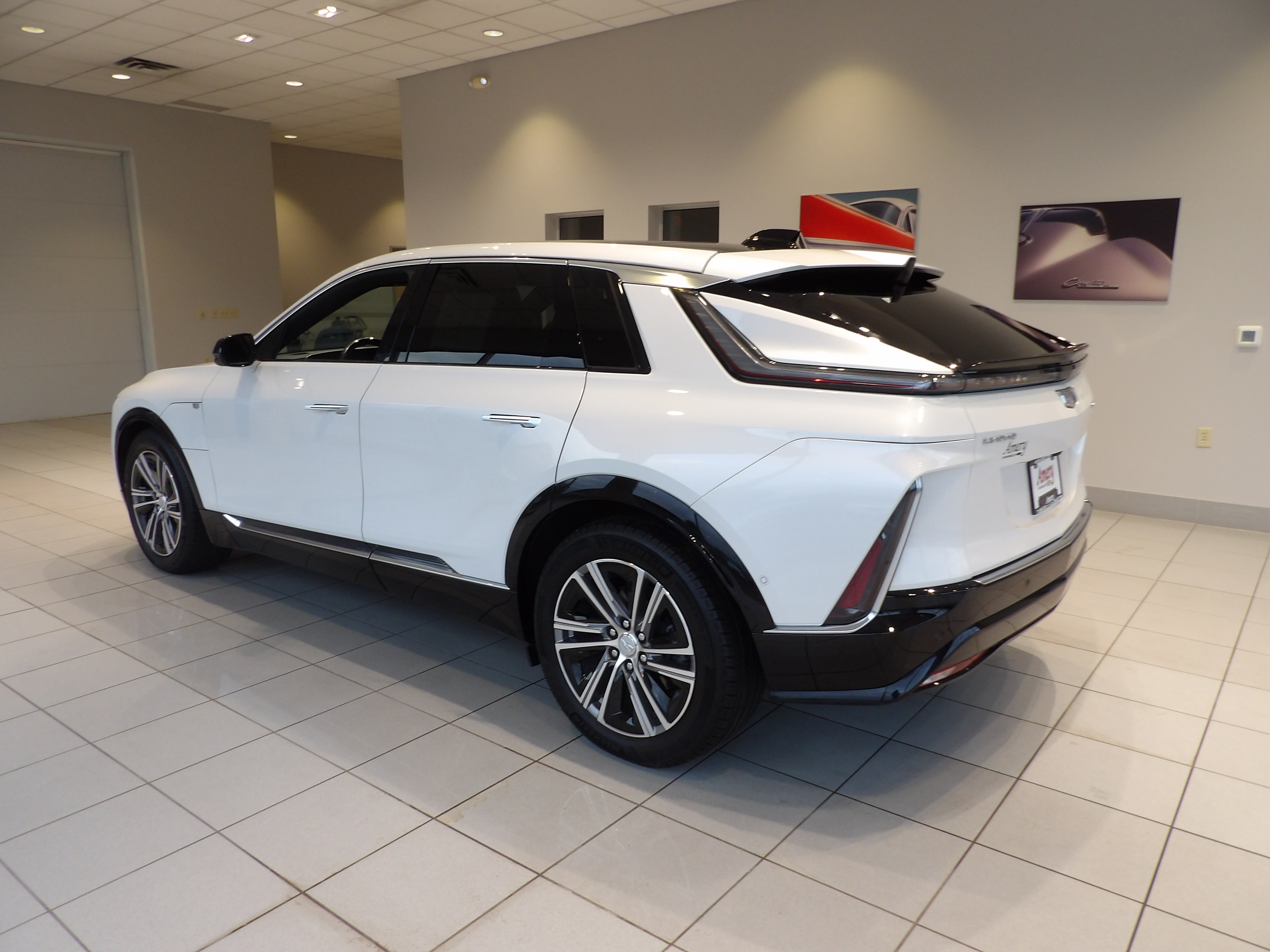 Used 2024 Cadillac Lyriq Luxury AWD/4WD image 6
