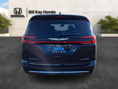 Used 2026 Chrysler Pacifica Limited FWD image 4
