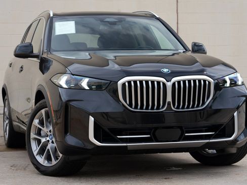 Used 2024 BMW X5 xDrive50e w/ Parking Assistance Package AWD/4WD image 4