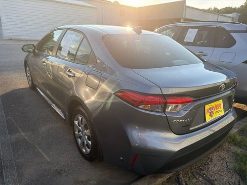 Used 2025 Toyota Corolla LE FWD image 2