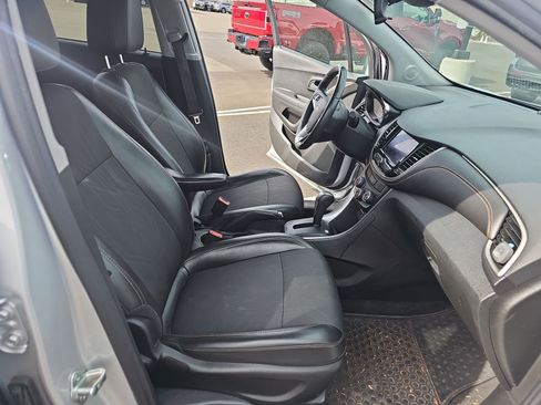 Used 2020 Chevrolet Trax LT w/ LT Convenience Package image 13