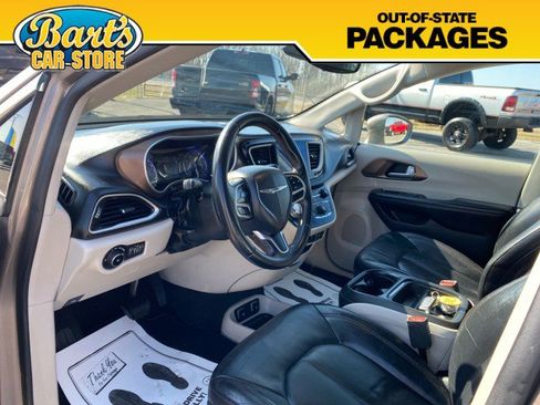 Used 2017 Chrysler Pacifica Touring-L image 25