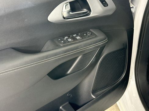 Used 2025 Chrysler Pacifica Limited FWD image 20