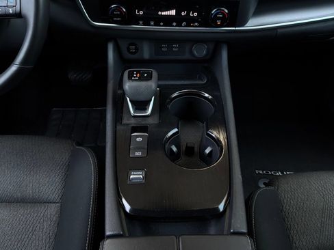 Used 2025 Nissan Rogue SV FWD image 15