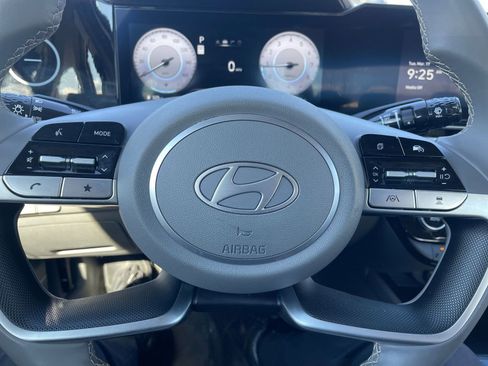 Used 2025 Hyundai Elantra SEL image 28