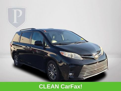Used 2018 Toyota Sienna XLE FWD image 2