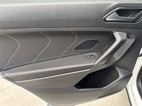 Certified 2022 Volkswagen Tiguan SE image 9