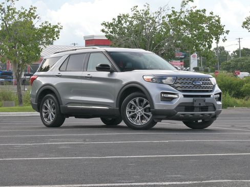 Used 2022 Ford Explorer Limited AWD/4WD image 2