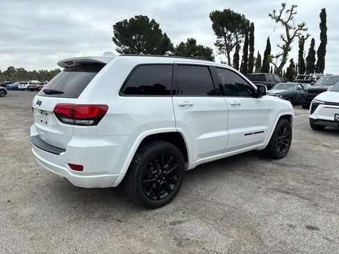 Used 2019 Jeep Grand Cherokee Altitude RWD image 3