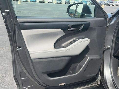 Used 2023 Toyota Highlander LE AWD/4WD image 16