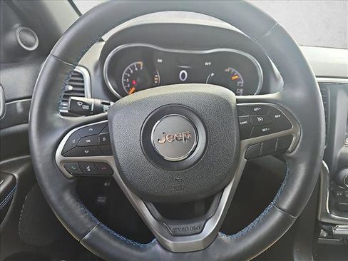 Used 2018 Jeep Grand Cherokee Laredo image 25