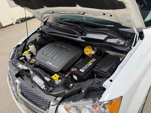 Used 2018 Dodge Grand Caravan SE w/ UConnect Hands-Free Group image 58