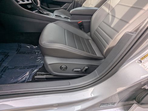 Used 2023 Volkswagen Jetta SE w/ Panoramic Sunroof Package image 17