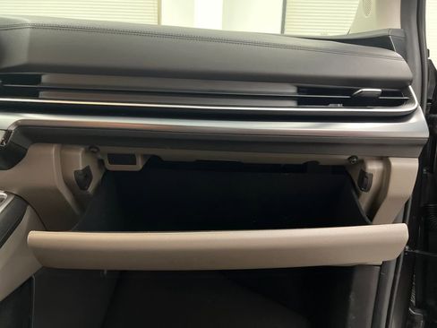Used 2025 Kia Carnival FWD image 31