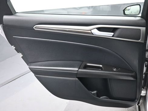 Used 2017 Ford Fusion SE image 28