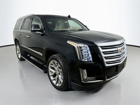 Used 2018 Cadillac Escalade Platinum AWD/4WD image 3