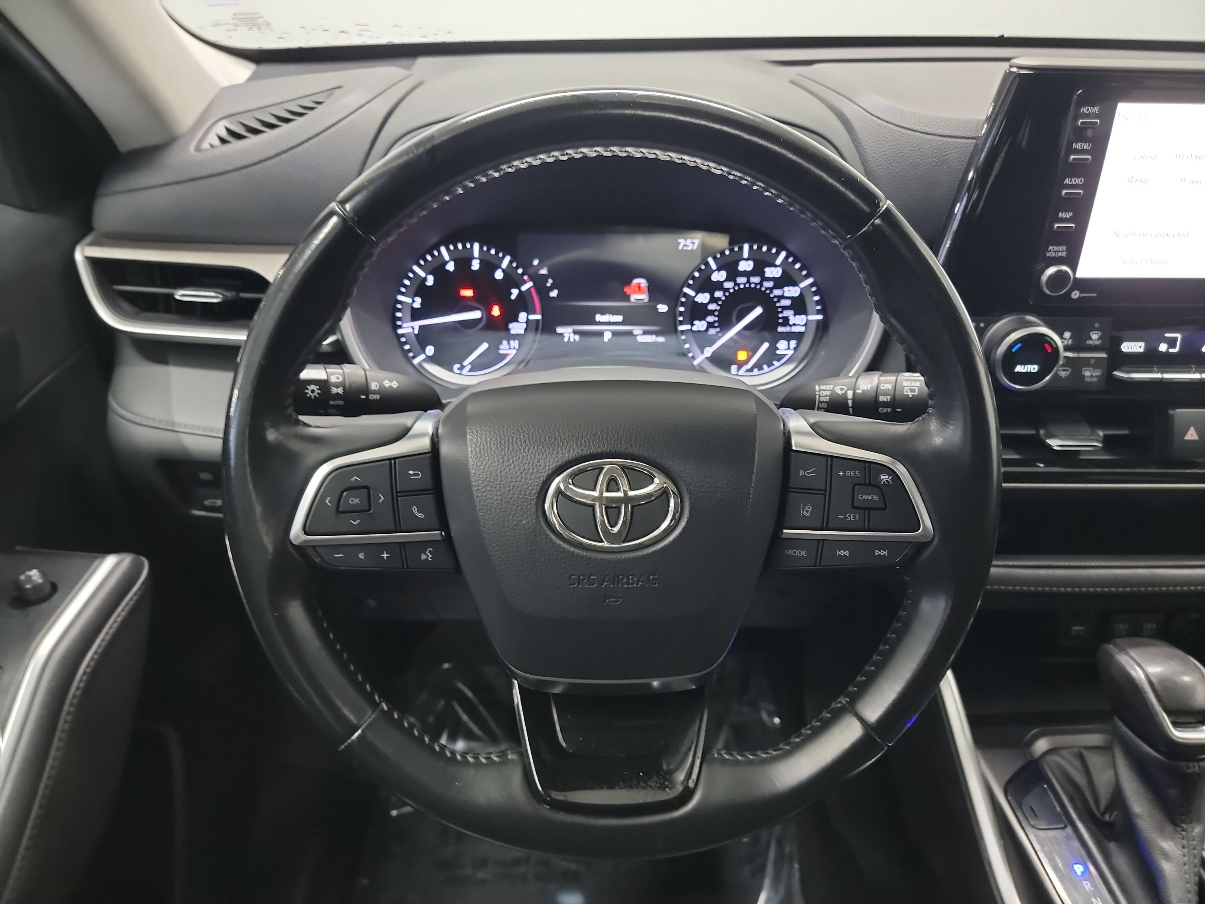 Used 2021 Toyota Highlander XLE AWD/4WD image 17