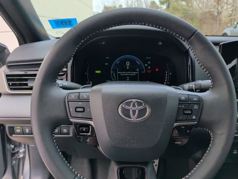 Used 2025 Toyota Camry SE image 15