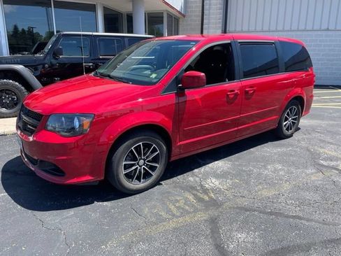 Used 2016 Dodge Grand Caravan SE FWD image 2