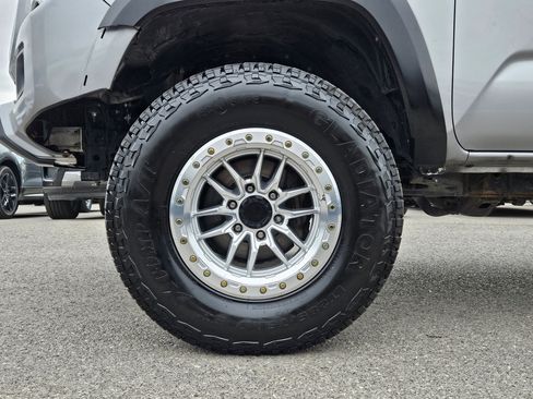 Used 2017 Toyota Tacoma TRD Sport w/ Tow Package (A/T) AWD/4WD image 11