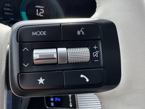 Certified 2025 Hyundai Santa Fe SEL image 18