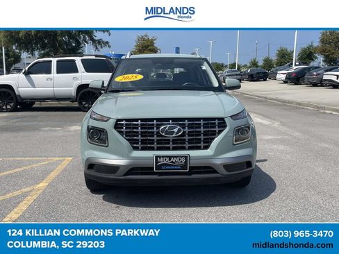Used 2025 Hyundai Venue SEL FWD image 2
