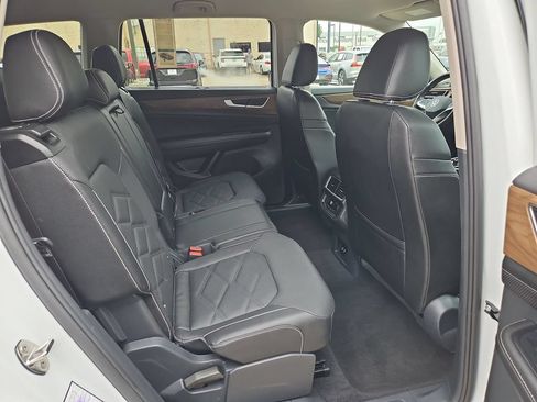 Used 2025 Volkswagen Atlas SE FWD image 31