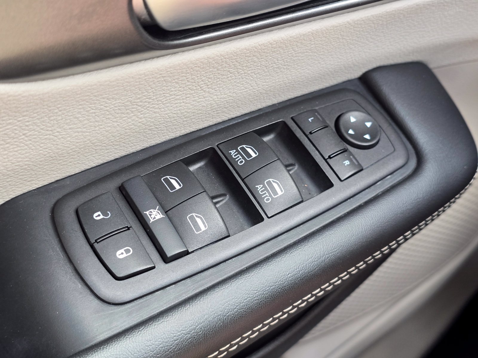 Used 2024 Chrysler Pacifica Limited FWD image 28