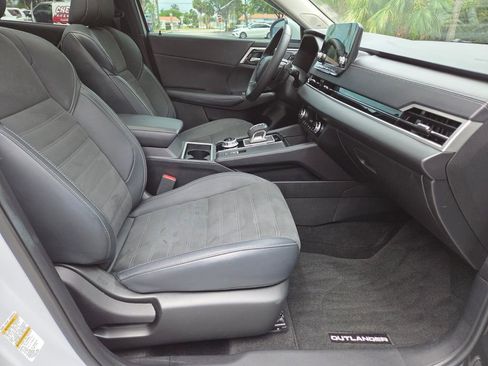 Used 2024 Mitsubishi Outlander SE FWD image 14