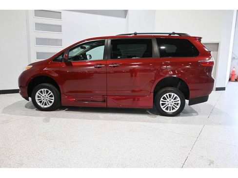 Used 2015 Toyota Sienna XLE w/ XLE Navigation Package FWD image 9