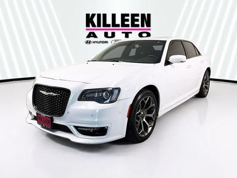 Used 2018 Chrysler 300 S w/ 300S Premium Group RWD image 3