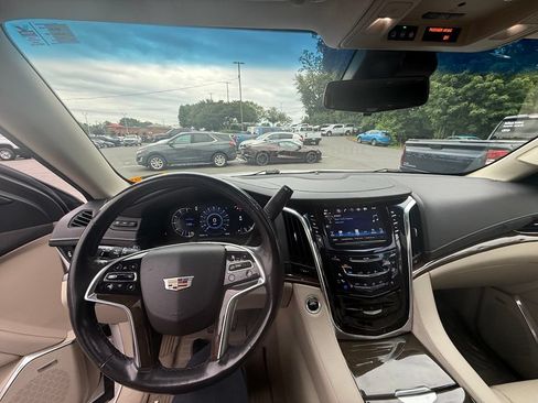 Used 2018 Cadillac Escalade Luxury AWD/4WD image 28